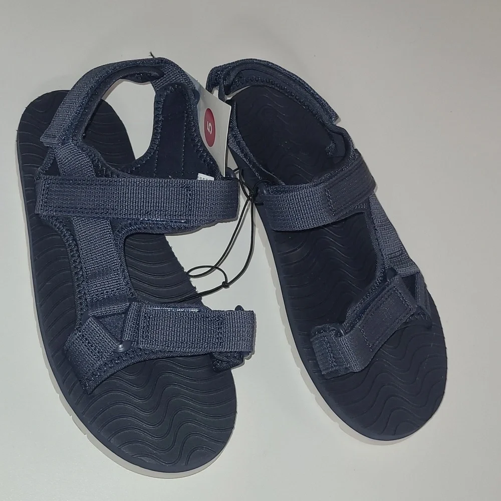 New with tags! Cat & Jack Boys Emery size 5 blue summer strap sandals